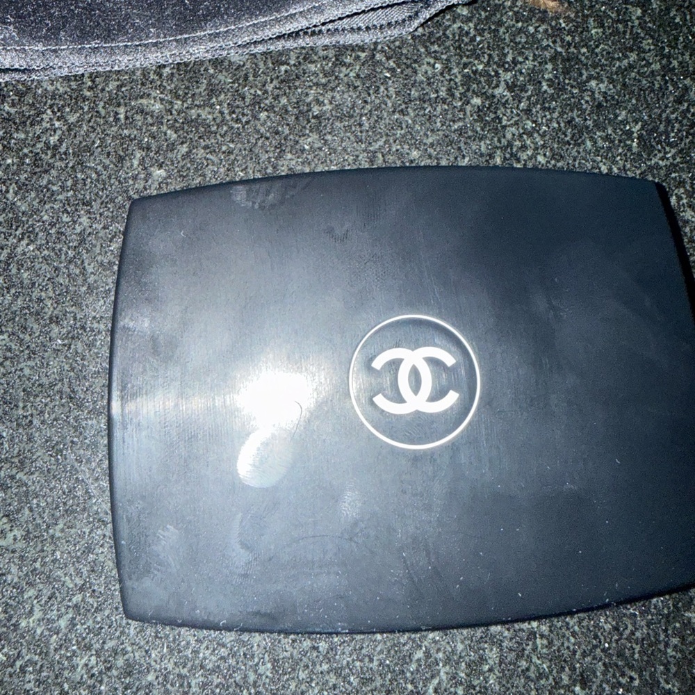 CHANEL Ultra Le Teint Black Compact